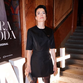 Herečka nasadila při pózování fotografům nezvykle drsný výraz. Moc jít o ale slušelo.