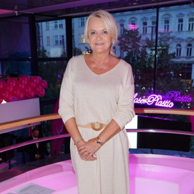 Producentka Lenka Hornová nedávno nazula hnědé kožené kozačky, které kombinuje s krémovými šaty přepásanými koženým páskem. 