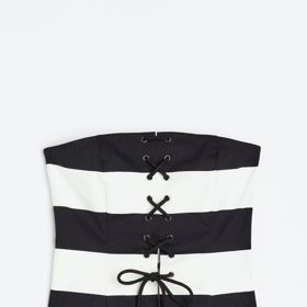 Šněrování nezatracujte,  je cool. Utáhněte jej ale jen tak, abyste se cítily pohodlně. (H&M, 749 Kč)