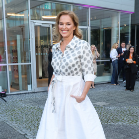 Světlana Witovská oblékla bílou midi sukni široké siluety s blůzou ozdobenou velikými puntíky. Kombinaci citlivě doladila elegantními nude lodičkami na vyšším podpatku.