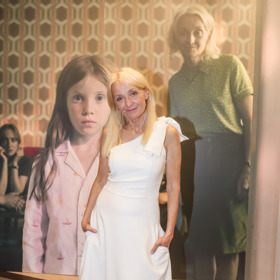 Veronika Žilková oblékla na premiéru filmu Světýlka dlouhé bílé šaty doplněné o lodičky s uzavřenou špičkou.