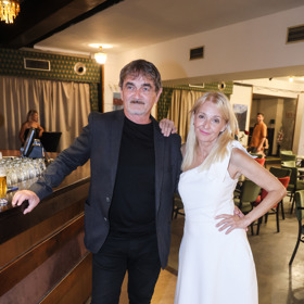 Veroniku Žilkovou doprovodil na premiéru její partner Josef Holomáč. Ten oblékl tmavě šedé sako a černé kalhoty.