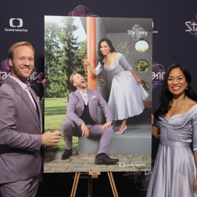 Chili prý haty miluje a zbožňuje si je číst a reagovat na ně. 