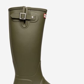 Ikonické holínky Hunter nyní nabízí řetězec s obuví a doplňky CCC. Tento nejoblíbenější základní model stojí 1 599 Kč.