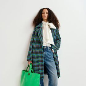 Zelené a modré tóny zase dodávají kohoutí stopě na dramatičnosti. Essentiel Antwerp, 14 520 Kč