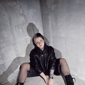 Iris v době, kdy jí bylo oněch -náct. Dnes je z ní mladá dáma, která se ze svých tehdejších pocitů a stavů vyzpívala na své první desce.