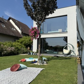 Pro návštěvu přichystala před dům i pohodlné deky a polštářky. 