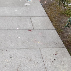 Krev je stále na zemi.