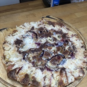 Náš hostitel vlastnoručně upekl koláč, jehož recept má od bývalé manželky.