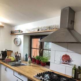 Pohled na kuchyň s typicky venkovským okénkem.