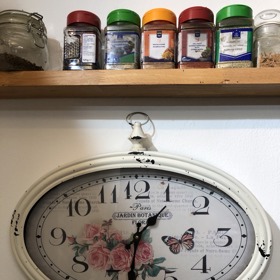 Zátiší s kořenkami a hodinami