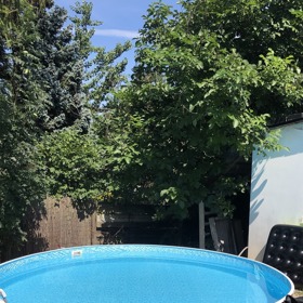 V horkých dnech se hodí bazén.