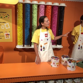 Při příchodu do studia dostanete kyblík s kostičkami a můžete se ponořit do tvorby vlastního obrazu. 