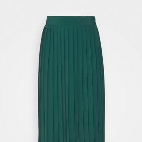 Jen lehce rozšířený střih nabízí tato petrolejově zelená midi sukně JDY, 1 100 Kč.