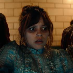 Jenna Ortega ve snímku Beetlejuice Beetlejuice.