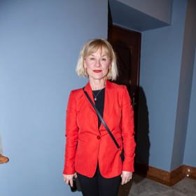 Celočerné outfity nejsou Daně Batulkové cizí. Rozbít jejich celistvost ale dovede také volbou svrchní vrstvy ve výrazném tónu.