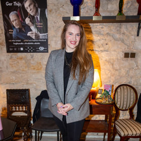 Herečce učarovala kombinace legín se saky. Tato varianta trpí volbou bot, které Petře opticky ubírají potřebné centimetry z výšky.