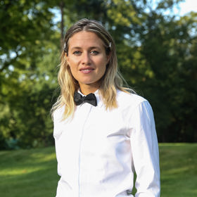 Herečka Emma Smetana vynesla bílou košili s motýlkem.