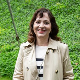 Herečka Alena Mihulová nosí k béžovému trenčkotu pruhované tričko.