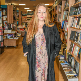 Výtvarnice Lela Geislerová nosí k růžovým květovaným šatům černý pršiplášť.