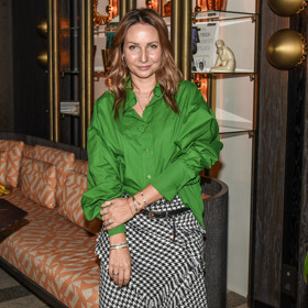 V současnosti Veronika Arichteva doplnila podobnou sukni elegantnějším horním dílem a vsadila také na neotřelý odstín trávově zelené blůzy.