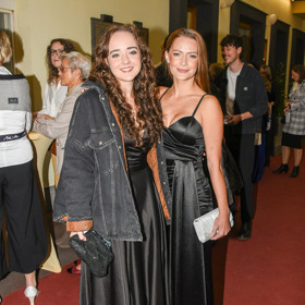 Zpěvačka Šárka Vaňková (vpravo) se snažila o premiérovou eleganci ve slušivých večerních šatech ze saténu. 