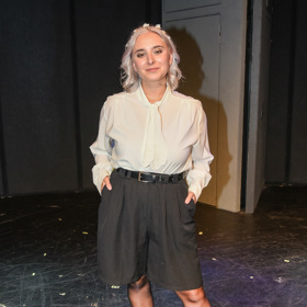 Dcera Daniela a Mirjam Landa, Anastázie, byla nejlépe oblečeným hostem slavnostní premiéry. Oblékla nerušivou  bílou košili a černé šortky.