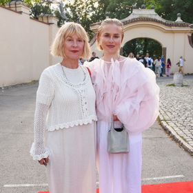 Podobný sestřih i barva. Dana Batulková s dcerou Marianou ladí svůj styl podobně.