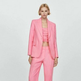 Růžový set kalhot, crop topu a saka nabízí také značka Mango.