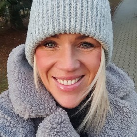 Vdova Adéla je velmi sympatická a krásná žena, která nyní vychovává dvě děti sama. 