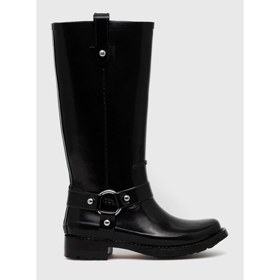 Motorkářský styl obdivují holínky Michael Kors za 2 199 Kč.