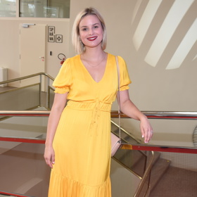 Patricie Pagáčová se nebojí kontroverzních odstínů a jako blondýnka s platinovými tóny neváhá obléci ani žlutou. V tomto případě se ale oba tóny potkaly a výsledek je opět  na jedničku.