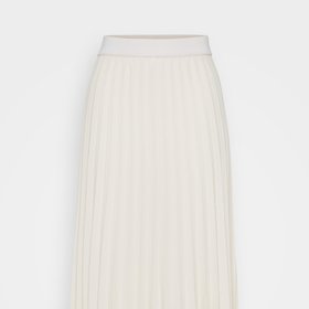 Vrstvenou šifonovou sukni se sklady seženete u značky MSCH Copenhagen, stojí 1 469 Kč.