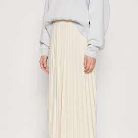 Sukni ve světlých tónech laďte do něžně monochromatických outfitů. (Only, 960 Kč)