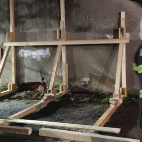 Hasiči pracují do vypětí všech sil.