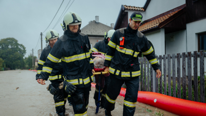 FOTO: Hasiči zachraňují staršího člověka.
