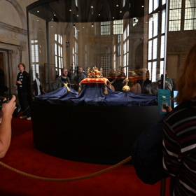 Na Pražském hradě jsou vystaveny korunovační klenoty.