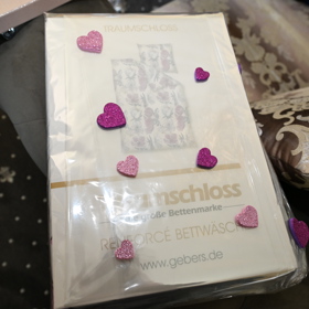 Charlotte s Martinem dostali i nové povlečení. 