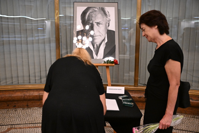FOTO: První smuteční hosté začali chodit v dopoledních hodinách. – stránka 95