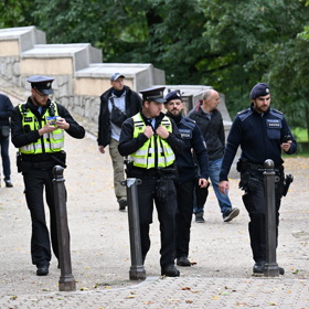 Policisté jsou ve střehu a měli nás celou dobu na očích.