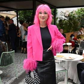 Zpěvačka Tereza Mašková vynesla růžové sako s peřím na koncích rukávů a růžové střevíčky s uzavřenou špičkou.