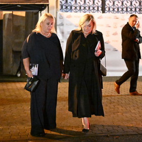 Alena Schillerová s Klárou Dostálovou odcházejí z oslavy.