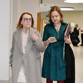 Iva Janžurová ve společnosti dcery Theodory Remundové. Ta si vzala petrolejově zelené šaty a vínové punčochy.