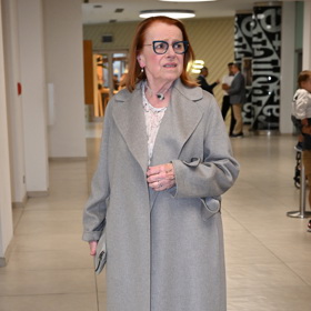 Iva Janžurová vyladila svůj outfit do podobných tónů krémové, šedivé a béžové.