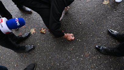 FOTO: Jaroslava Obermaierová zvedá rozbitý globus.