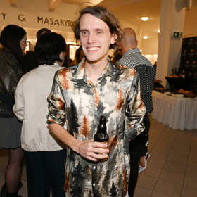 Vysmátý Filip Kratochvíl po představení Sladké neřesti, kde také hraje. 