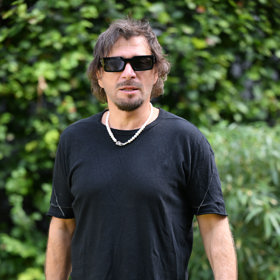 Herec a zpěvák Sagvan Tofi se umí radovat jako dítě. 