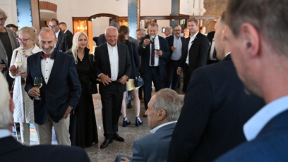 FOTO: Miloš Zeman vítá hosty.