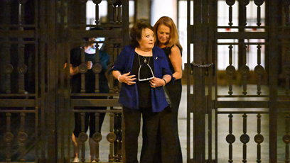 FOTO: Jiřina Bohdalová a Simona Stašová pospíchaly do taxíku.