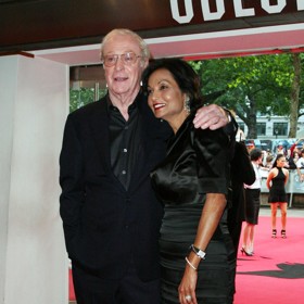 Michaela Cainea okouzlila budoucí manželka Shakira Baksh ve chvíli, kdy ji spatřil v reklamě na kávu. "Trvalo mi osm minut, než jsem se zamiloval, jí asi dvě hodiny," popsal herec pro Radio Times první rande, které jim domluvili společní přátelé. S Miss Guyany je nyní 51 let.